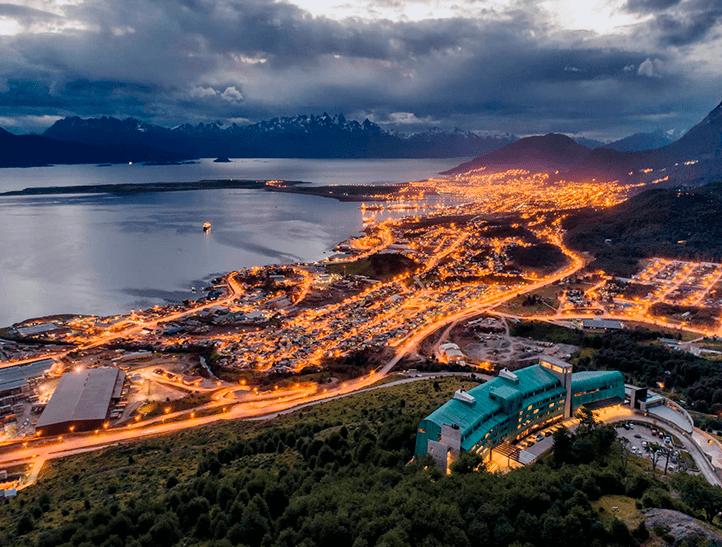 Arakur Ushuaia Resort & Spa Extérieur photo View of Ushuaia at night