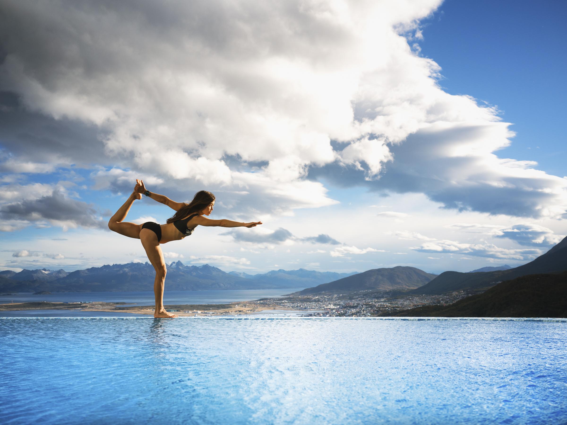 Arakur Ushuaia Resort & Spa Extérieur photo A woman practicing yoga