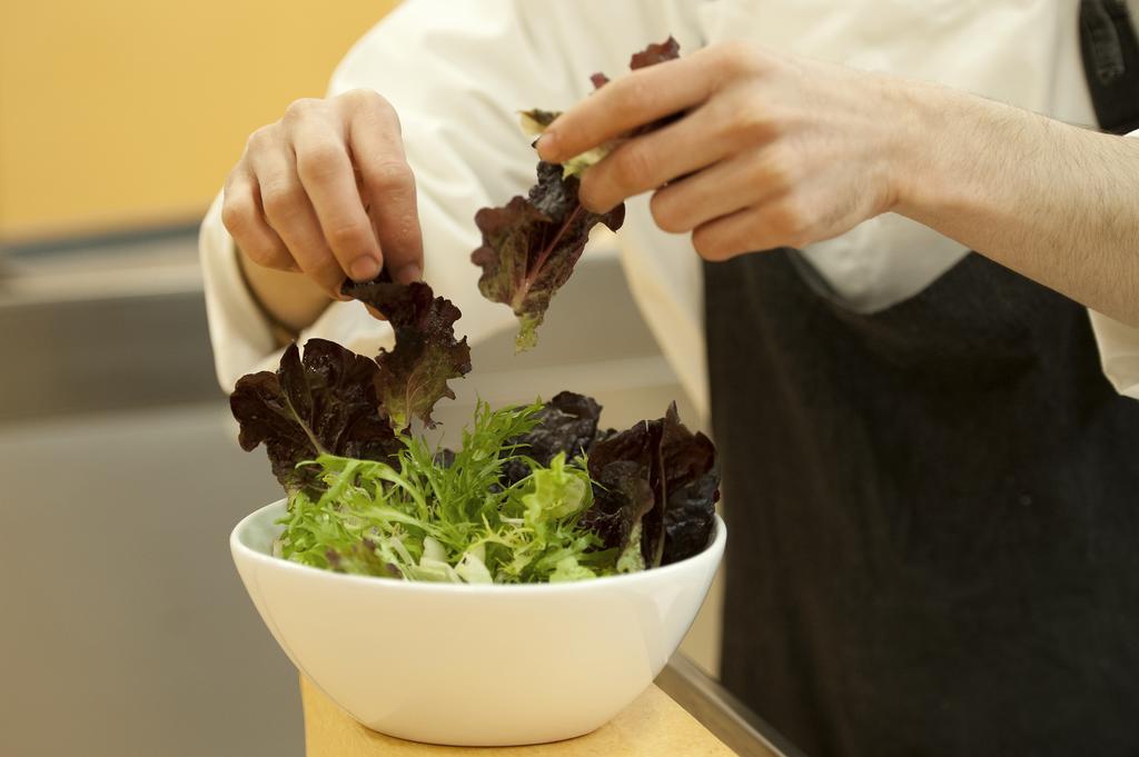 Arakur Ushuaia Resort & Spa Extérieur photo A chef preparing a salad