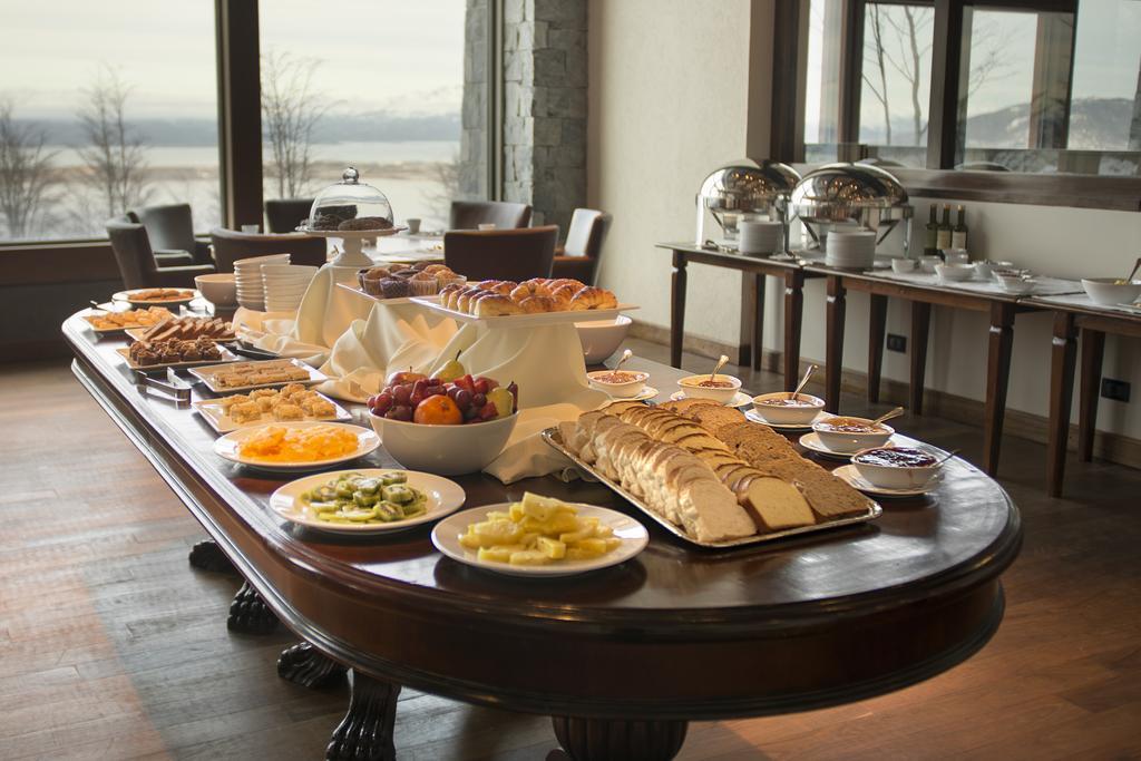 Arakur Ushuaia Resort & Spa Extérieur photo A buffet at a hotel